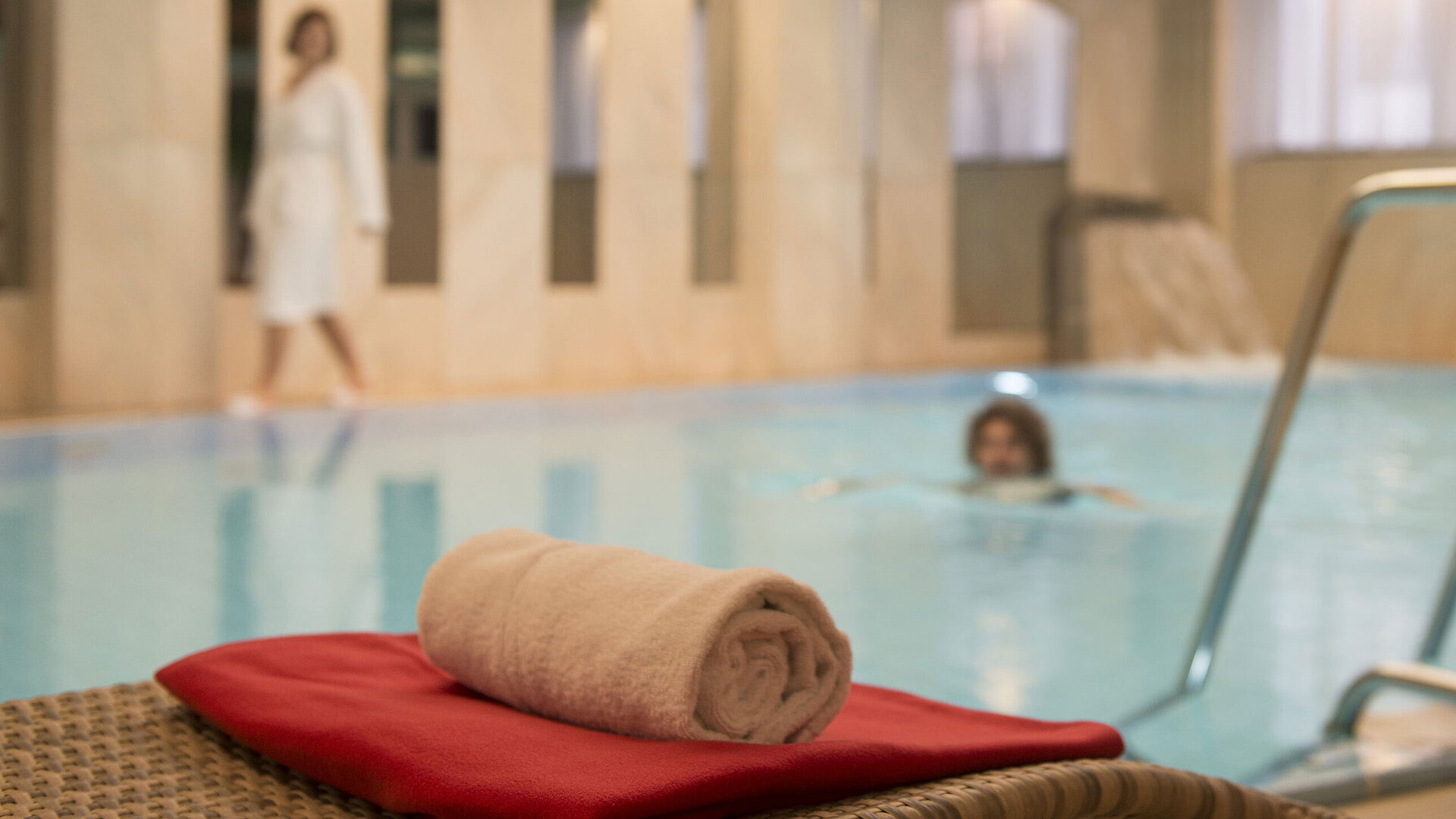 Pool Towel by the pool in the wellness area of Maritim Hotel Stuttgart, guests enjoying a swim