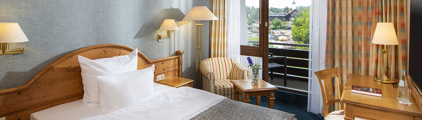 Superior room Single room at Maritim TitiseeHotel with balcony and view of Titisee and village