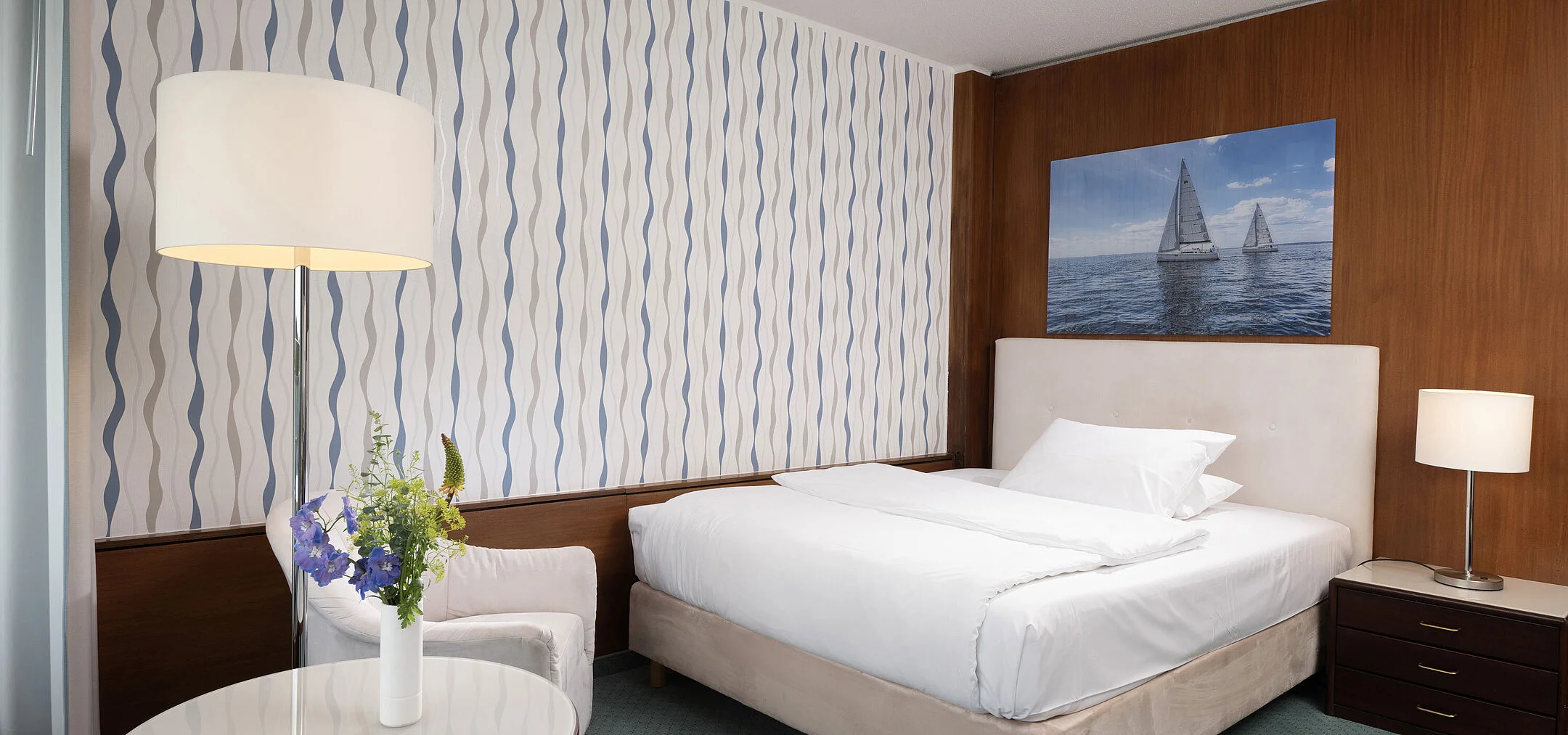 Modern room at Maritim Seehotel Timmendorfer Strand with sailing boat décor and sitting area