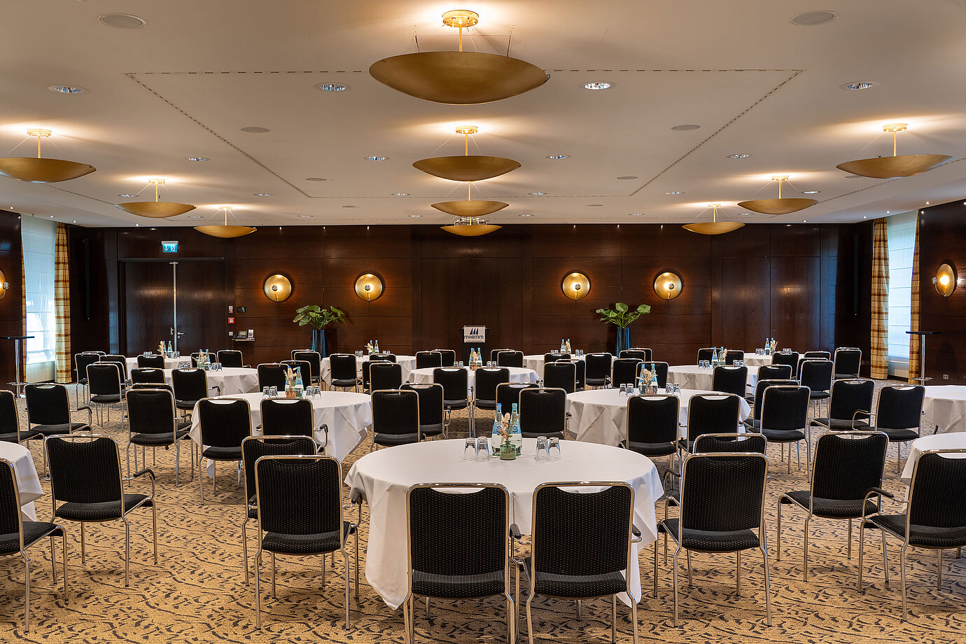 Conference room with round tables and modern facilities at Maritim Hotel Düsseldorf