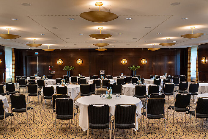 Conference room with round tables and modern facilities at Maritim Hotel Düsseldorf