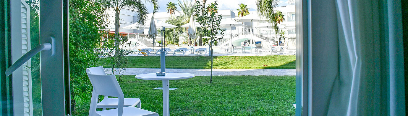 Poolview room Private terrace on the ground floor of Maritim Resort Calabria with view of greenery and pool