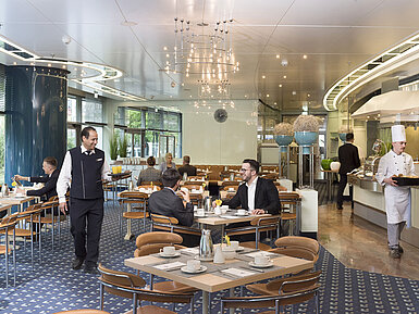 Guests enjoying breakfast at the stylish Ambiente restaurant at Maritim Hotel Frankfurt.