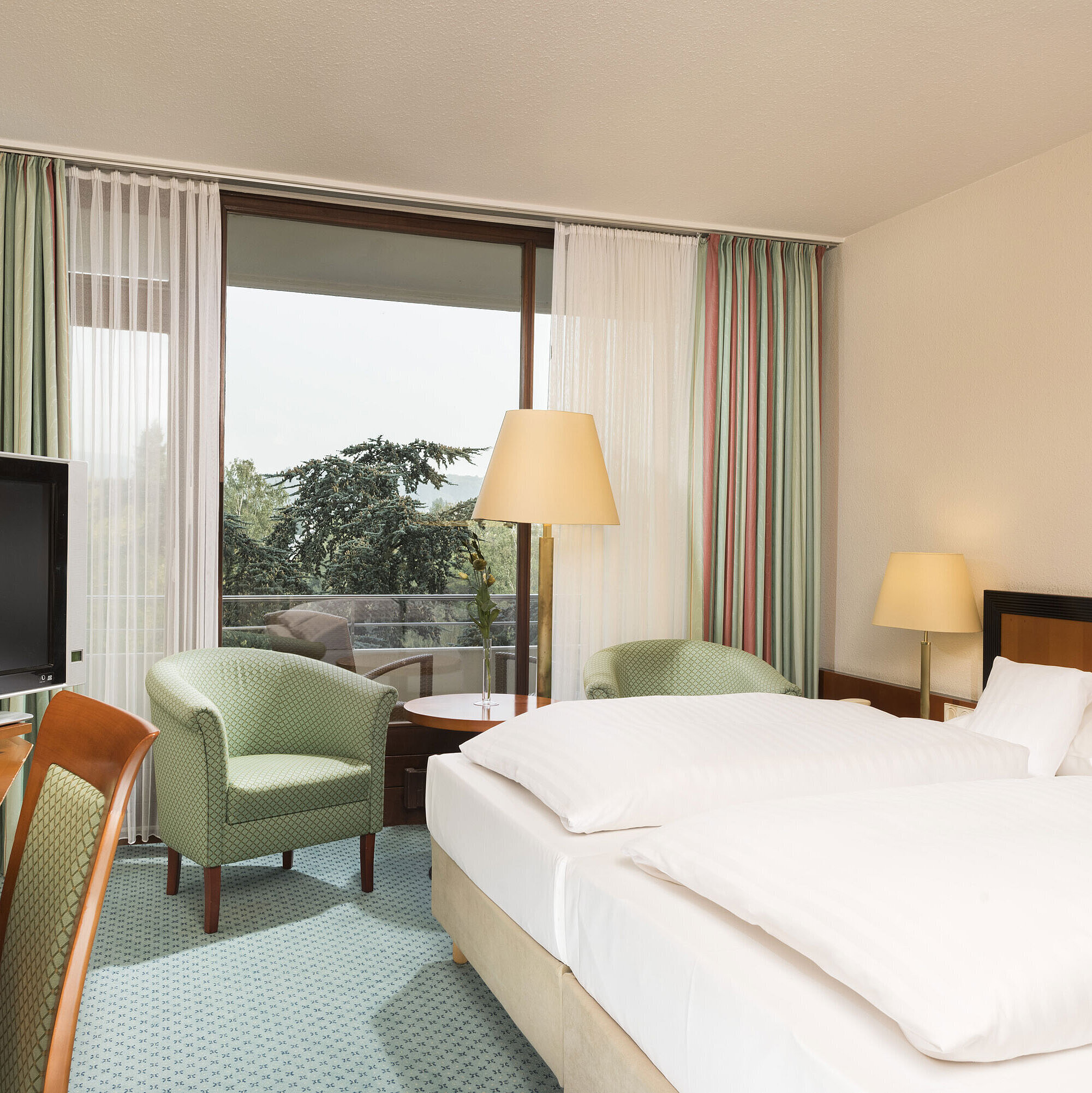 Superior room Bright hotel room at Maritim Hotel Bad Salzuflen with double bed, seating area and balcony access