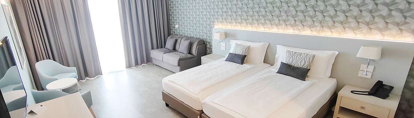 Superior room Spacious room at Maritim Resort Calabria with twin bed, sofa, desk and bright design