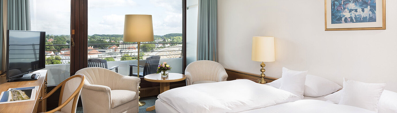 Comfort room Bright double room at Maritim Hotel Travemünde with balcony and view over rooftops and water