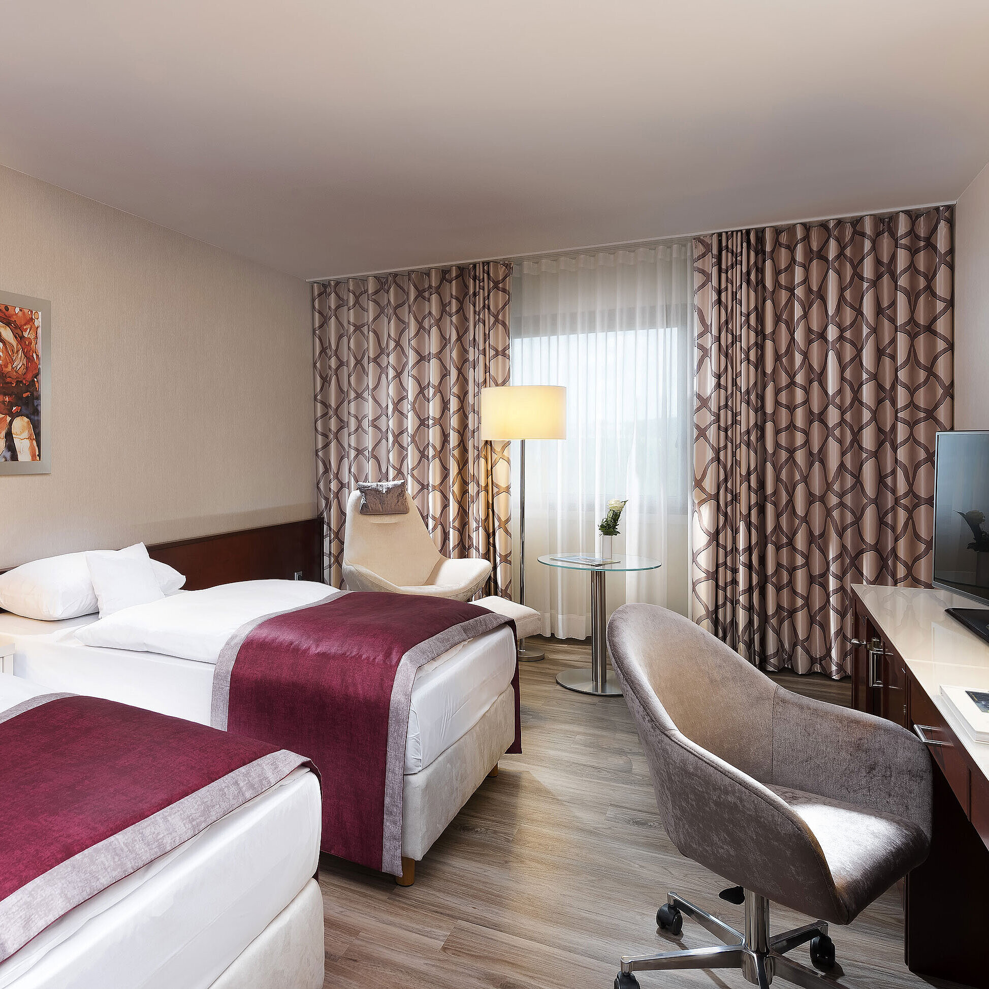 Classic room without carpet Classic twin room without carpet at Maritim Hotel Bonn, with desk, chairs, and modern amenities.