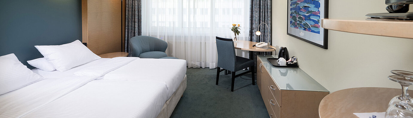 Bright classic room with double bed at Maritim proArte Hotel Berlin