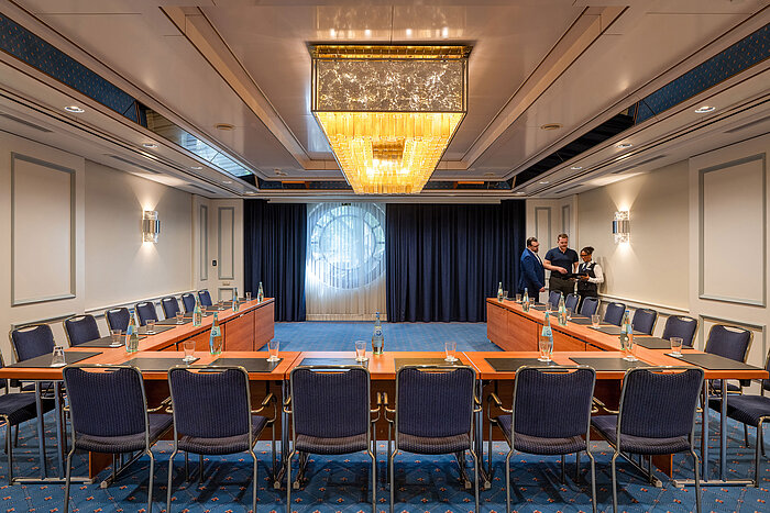 Meeting room at Maritim Hotel Köln with large chandelier and conference seating
