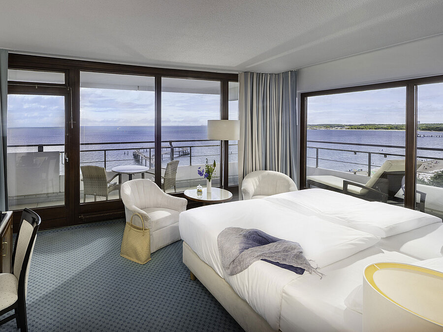 Comfortable double room at Maritim Seehotel Timmendorfer Strand with balcony and Baltic Sea panorama
