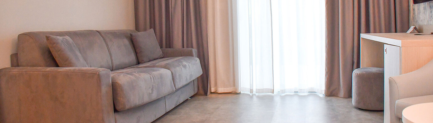 Junior Suite Comfortable sofa bed in the bright room of Maritim Resort Cala