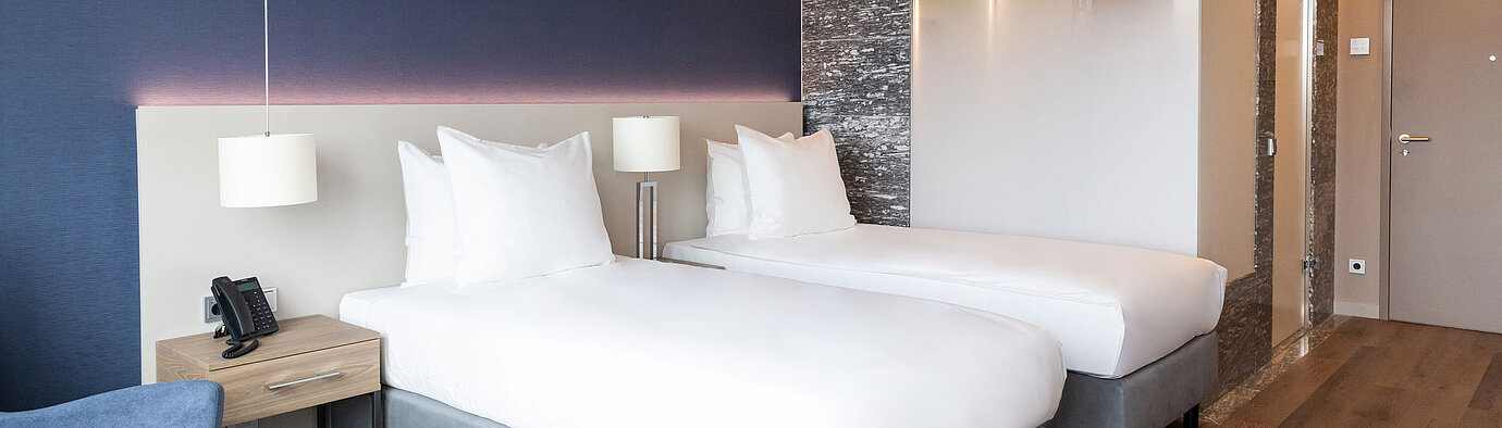 Bright twin room in Maritim Hotel Amsterdam with modern design and comfy beds