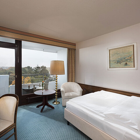 Single room at Maritim Seehotel Timmendorfer Strand with balcony, land view, and desk.