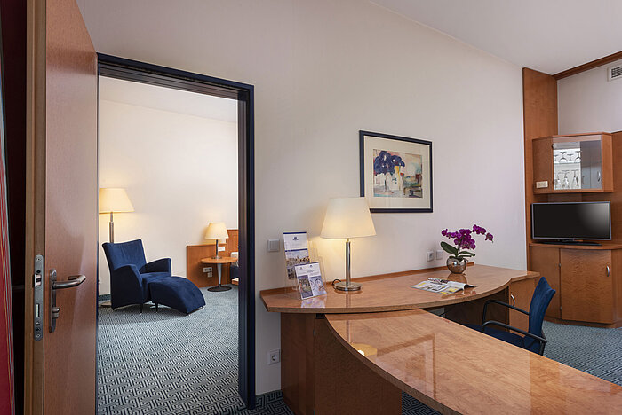 Comfort family room at Maritim Hotel Frankfurt with separate living and sleeping areas, desk, and stylish interior.