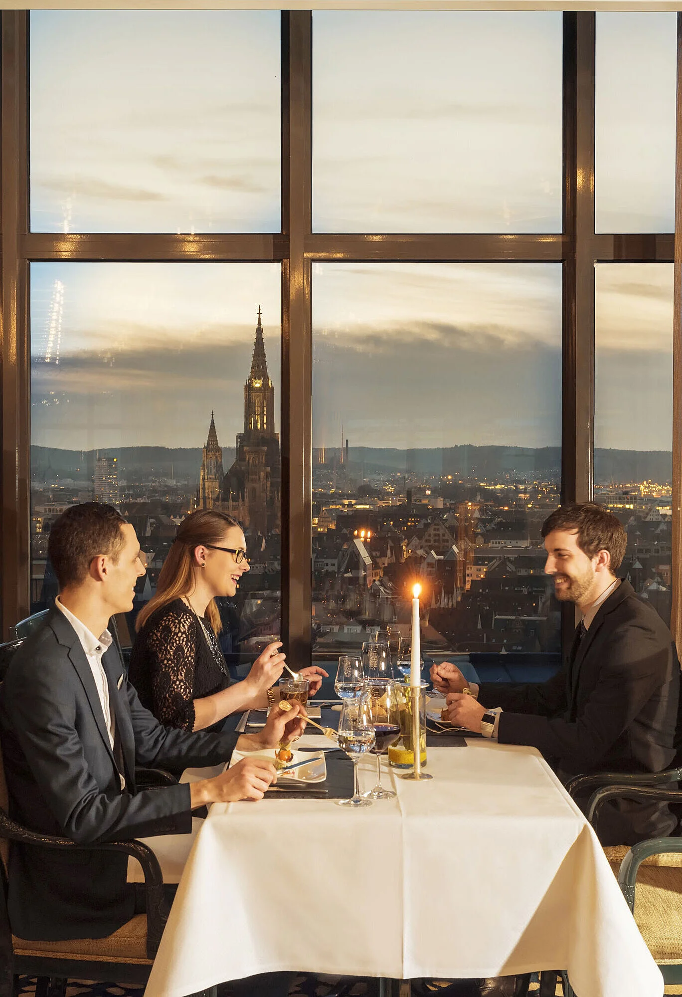 Guests enjoy dinner with a view of Ulm Minster at the restaurant of the Maritim Hotel Ulm