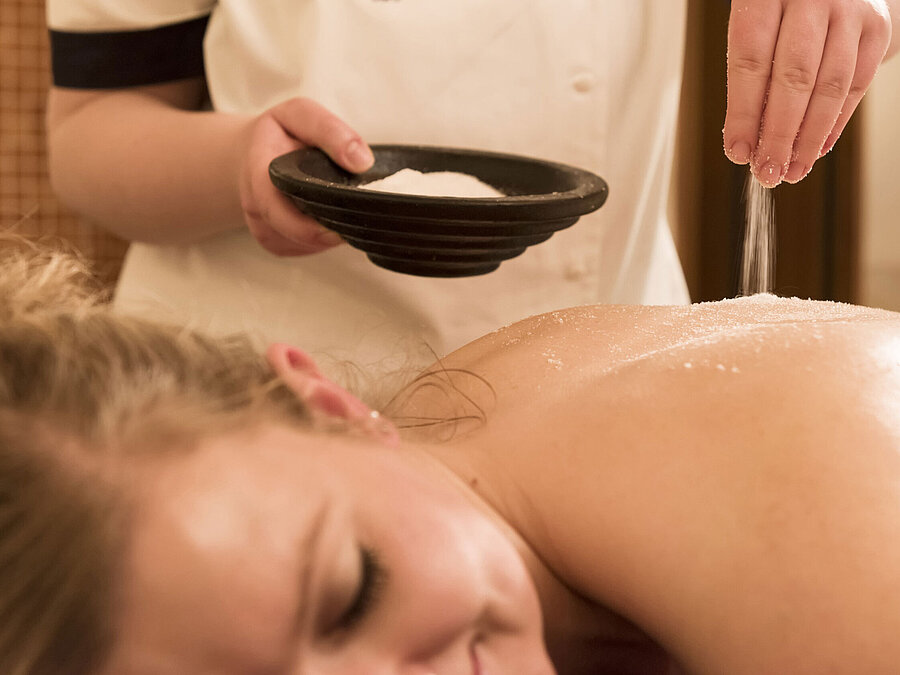 Maritim spa & beauty care Close-up of a salt treatment on the back in the Maritim Seehotel Timmendorfer Strand wellness area.