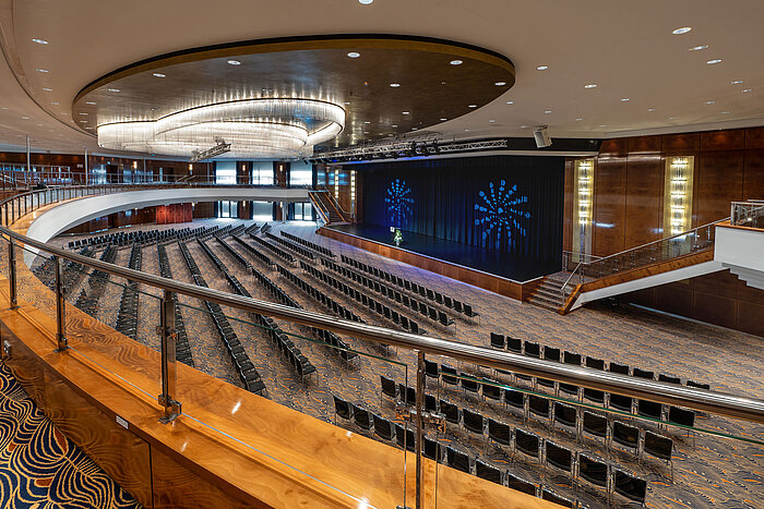 Large hall with stage and seating, view from gallery at Maritim Hotel Düsseldorf
