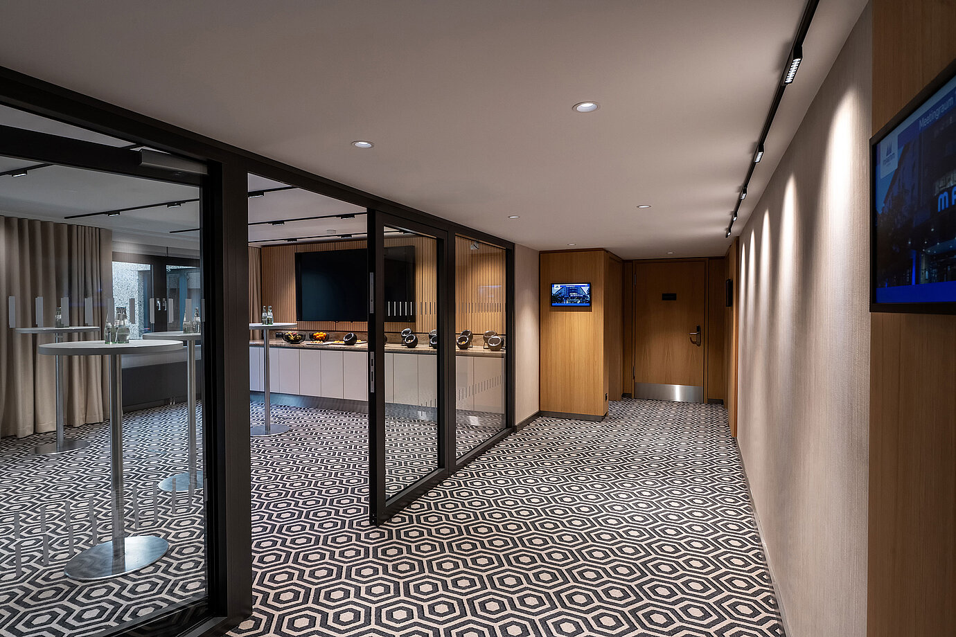 Modern coffee break area with standing tables, coffee station and a stylish setting for meetings.