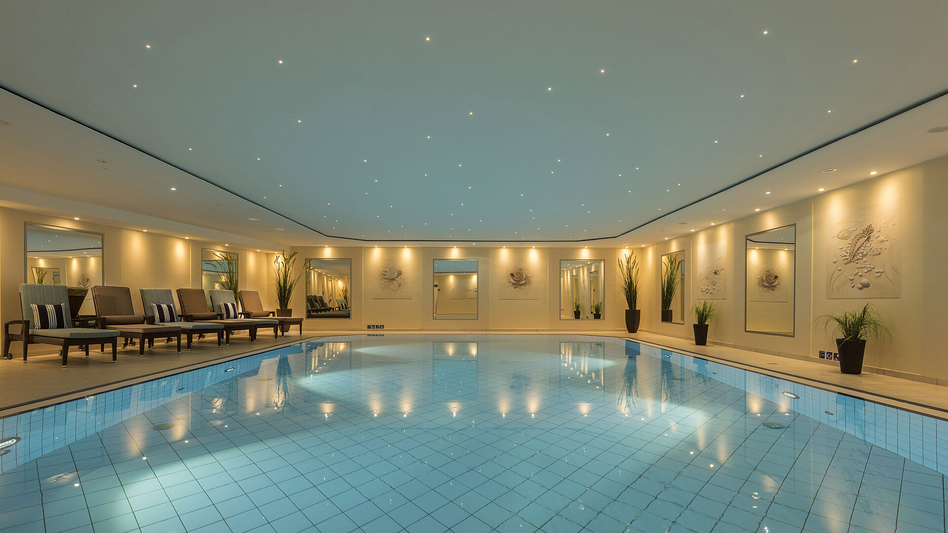 Elegant indoor pool at the wellness area of Maritim Hotel Königswinter with a relaxing atmosphere.