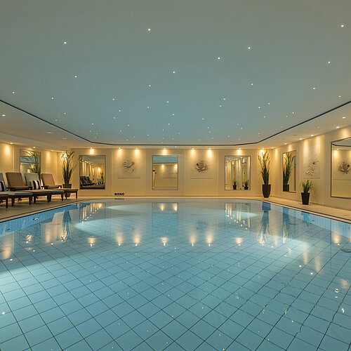 Elegant indoor pool at the wellness area of Maritim Hotel Königswinter with a relaxing atmosphere.