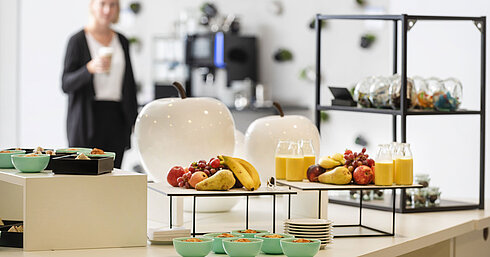 Conference break at Maritim Hotel Frankfurt with healthy snacks, fresh fruit, and juice in a relaxed lounge atmosphere.