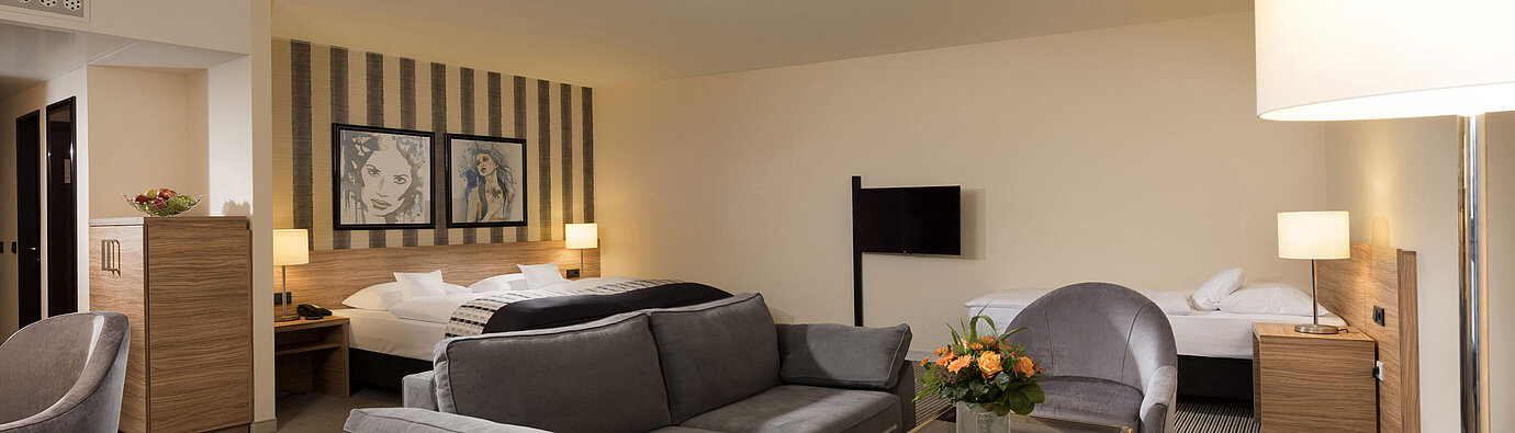 Family room at Maritim Hotel Königswinter with seating area and stylish design.