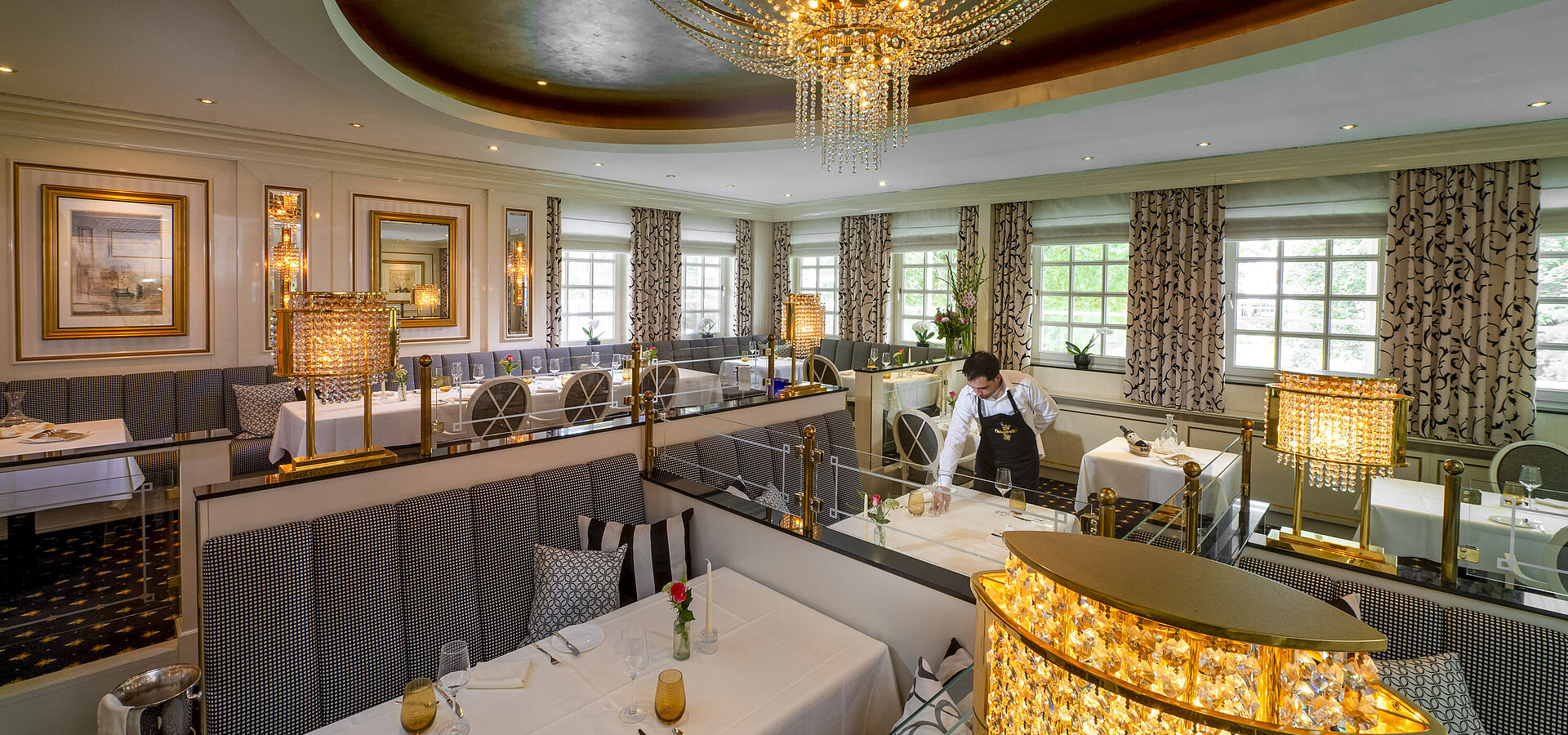 Orangerie Restaurant Elegant Orangerie restaurant at Maritim Seehotel Timmendorfer Strand with luxurious decor and set tables.