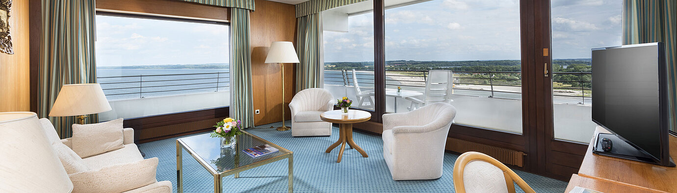 Suite Spacious living area in the suite at Maritim Hotel Travemünde with panoramic view of the Baltic Sea