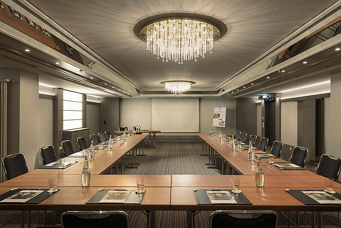 U-shape seating, water bottles and modern equipment at the Maritim Hotel Munich