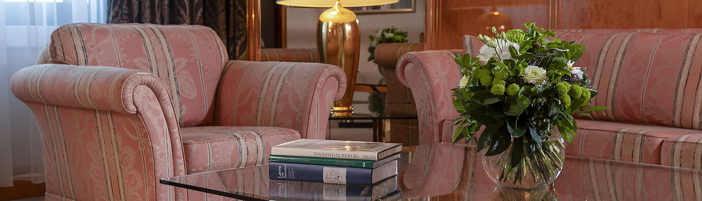 Presidential Suite Stylish living room at Maritim Hotel Hannover with elegant seating area and glass coffee table.