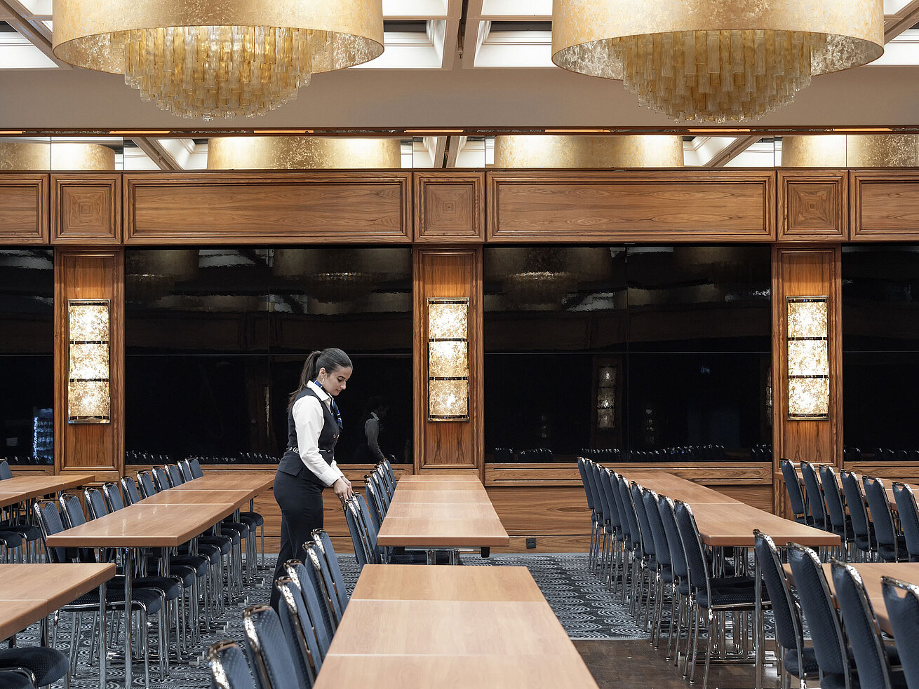 Saal Maritim Elegant conference hall with chandeliers and row seating at the Maritim Hotel Darmstadt