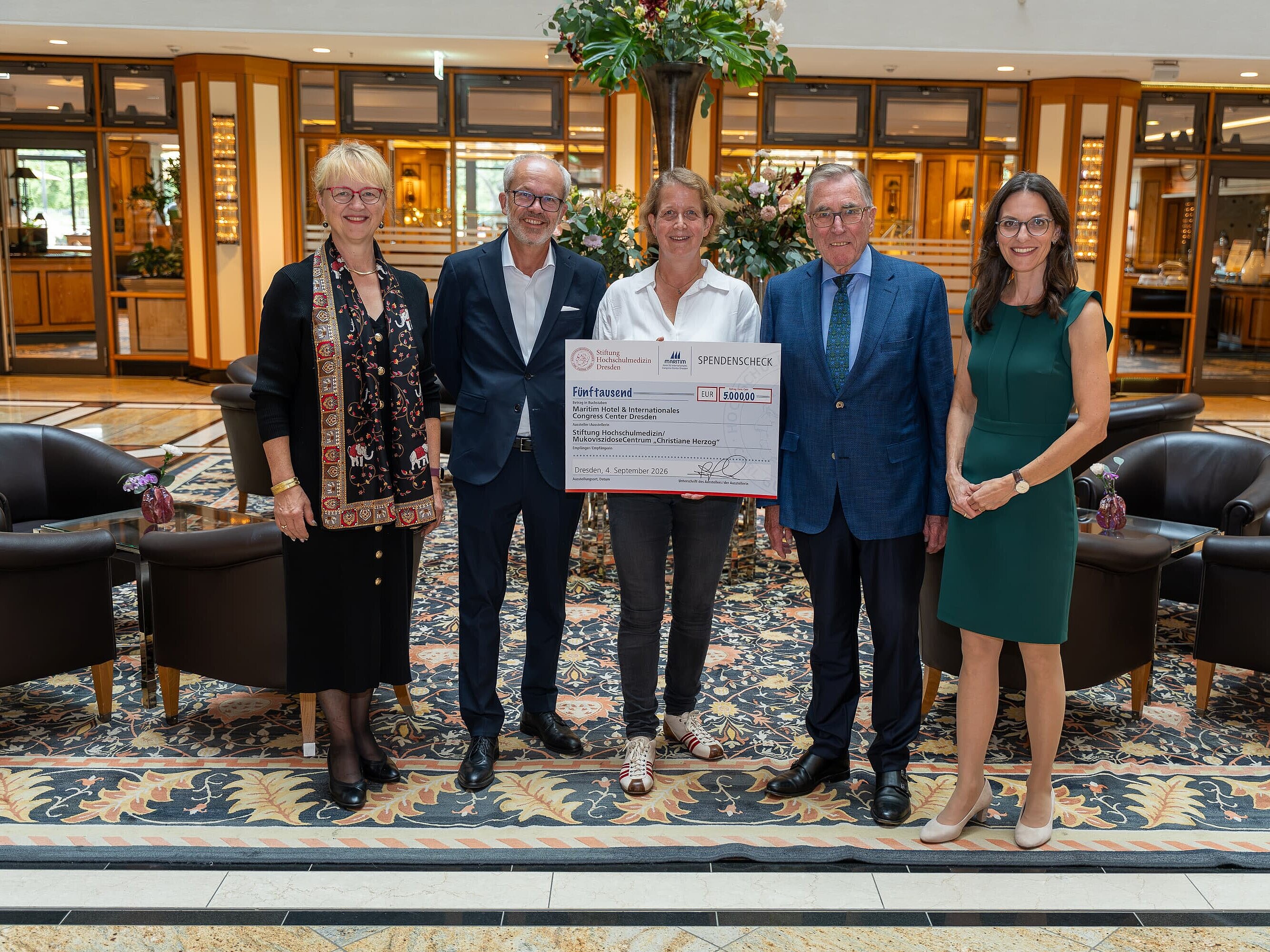 ProTomorrow cheque presentation to the Foundation for the Promotion of University Medicine Dresden with representatives of both organisations