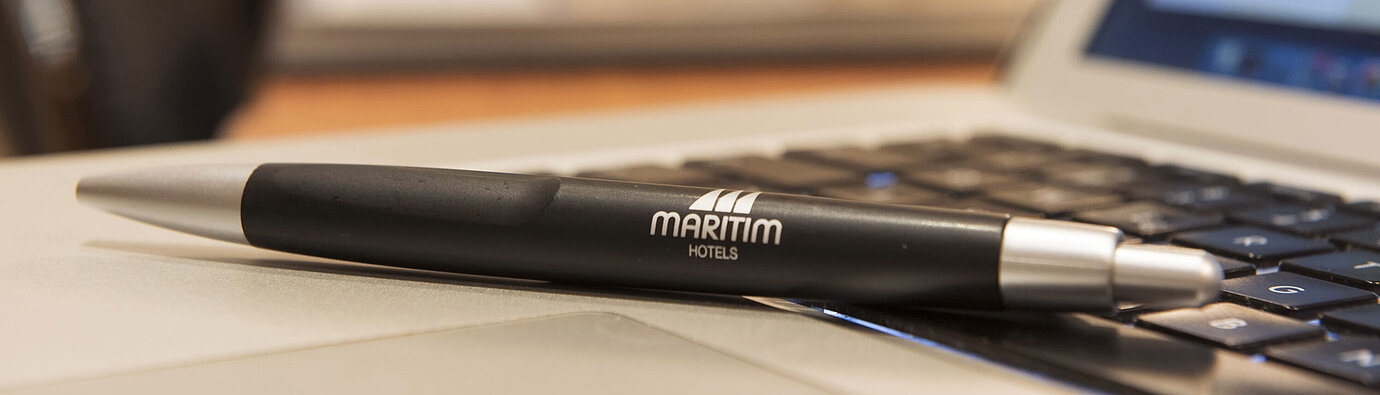 Maritim-branded pen on laptop in the meeting room of the Maritim Hotel Munich