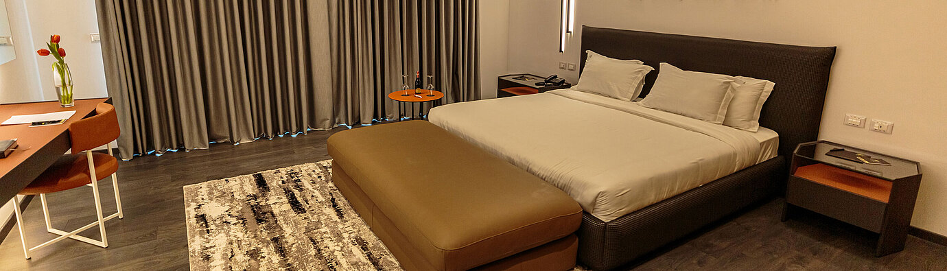 Modern double room at Maritim Resort Marina Bay with king bed, desk and elegant design
