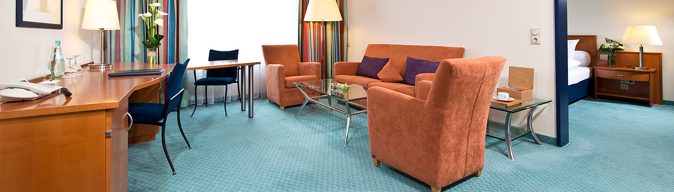 Elegant master suite at Maritim Hotel Frankfurt with separate bedroom, spacious living room, and modern amenities.