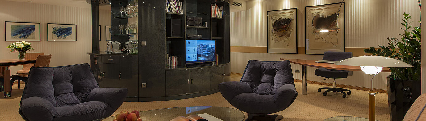 Elegant living room in the Kuckei Suite at Maritim proArte Hotel Berlin with modern furniture and stylish decor.