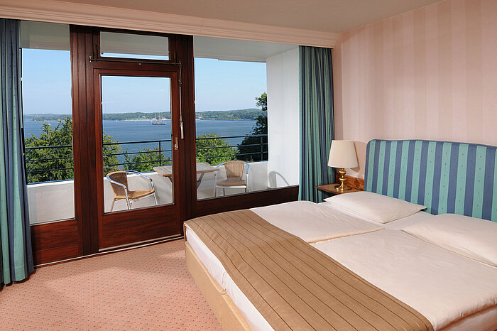 Junior Suite in the Maritim Hotel Kiel, double bed, balcony with seating and view of the Kiel Fjord.