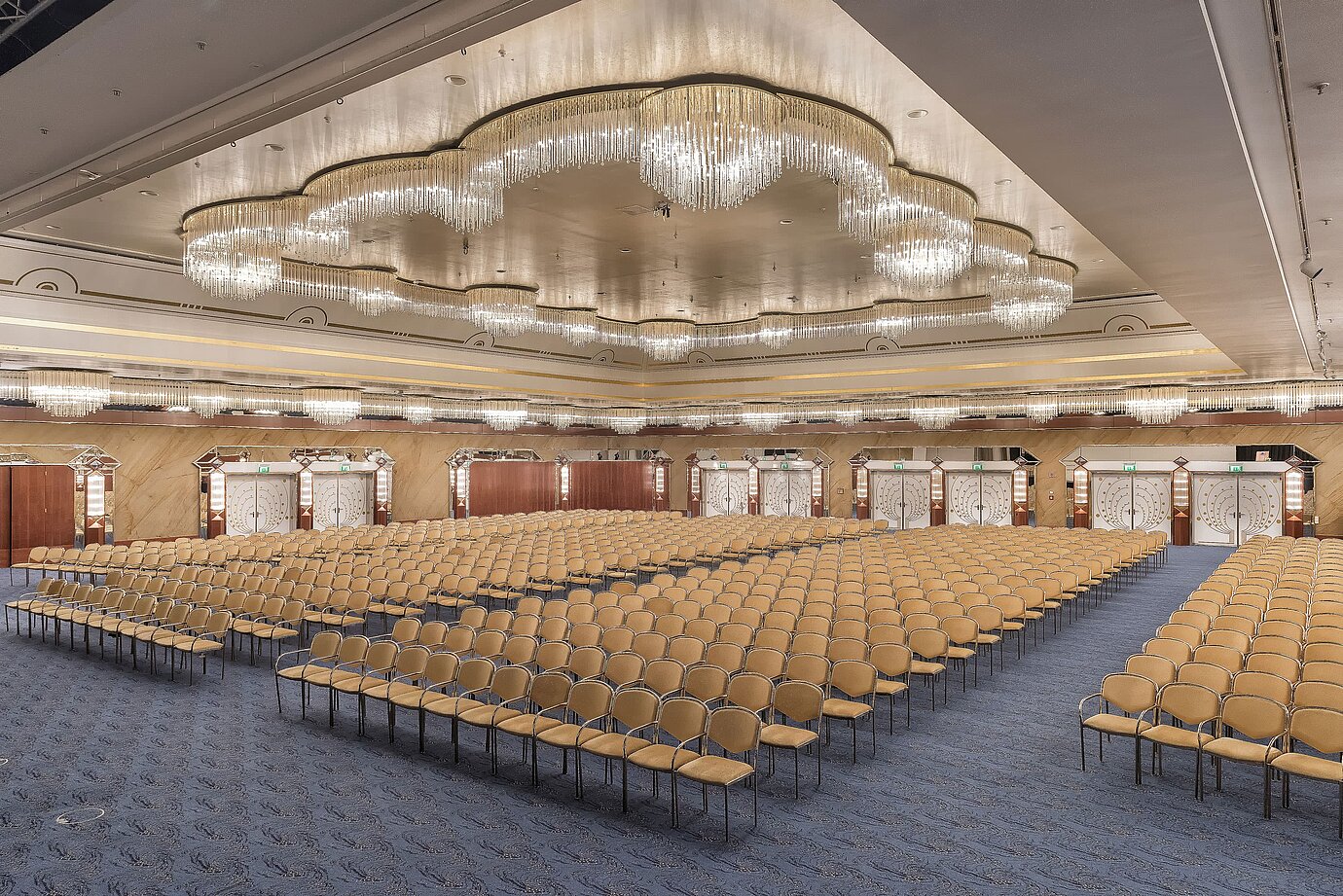 Magnificent banquet hall with luxurious crystal chandeliers and elegant row seating at Maritim Hotel Hannover.