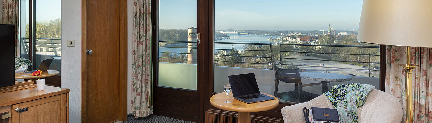 Classic Single room Bright hotel room with balcony, desk and view of the Trave River and Lübeck Bay