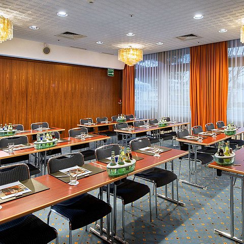 Modern conference room “Travemünde” at Maritim Hotel Darmstadt with stylish decor and natural daylight.