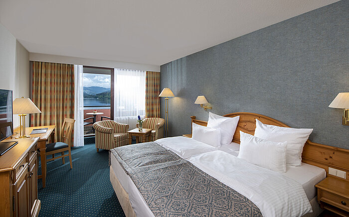 SuperiorPlus Zimmer Spacious room at Maritim TitiseeHotel with seating area and view of Lake Titisee