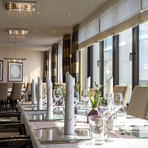 Elegant table setting in the VIP lounge of Maritim Hotel Düsseldorf with large windows and stylish ambiance.