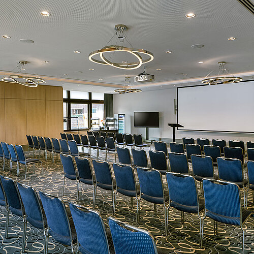 Salon Timmendorf Bright, spacious conference room with seating at the Maritim Hotel Darmstadt