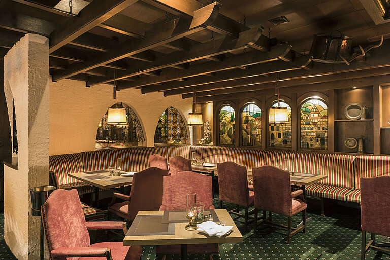 Cosy restaurant at Maritim Hotel Bad Salzuflen with wooden ceiling, murals and upholstered chairs