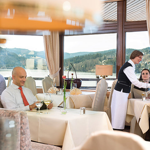 Vier Täler restaurant with lake view | Maritim Hotel Titisee