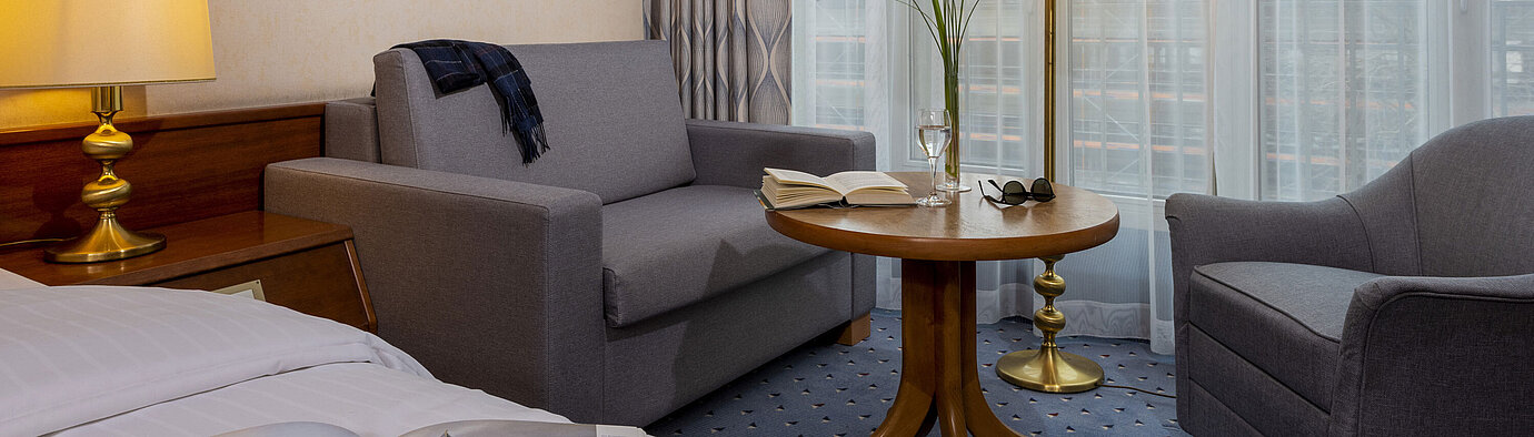 Comfort room Comfort room at the Maritim Hotel Köln, with a cozy sitting area, reading table and modern furnishings.