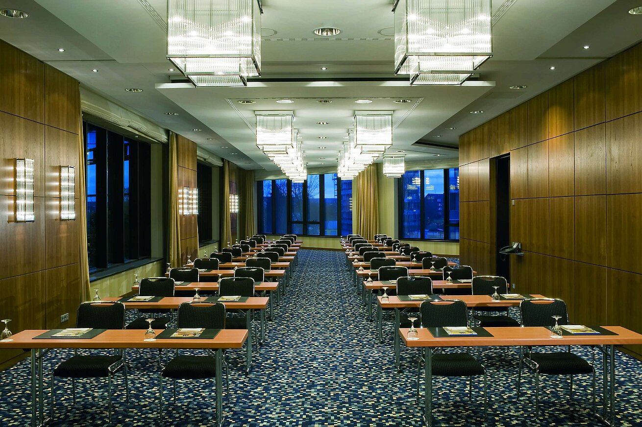 Modern conference room at Maritim Hotel Düsseldorf with row seating and elegant lighting for meetings and seminars.