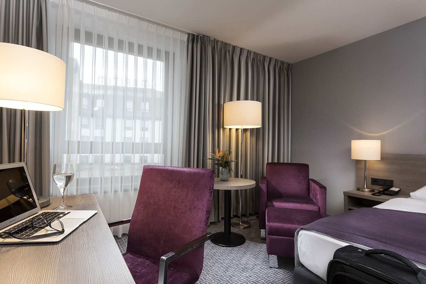 Stylish single room at Maritim Hotel Königswinter with desk, armchair, and modern design.