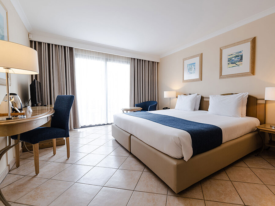 Double room Bright double room with balcony, desk, seating area and floor-to-ceiling window