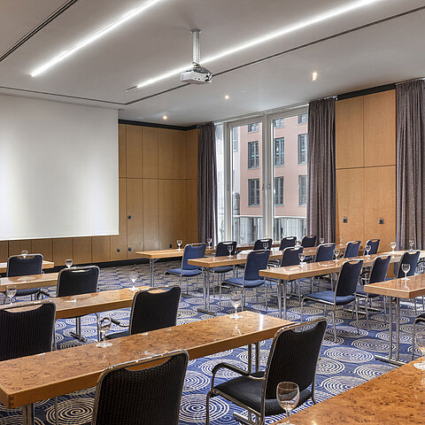 Meeting room Salon III at Maritim proArte Hotel Berlin with cinema-style seating and screen.